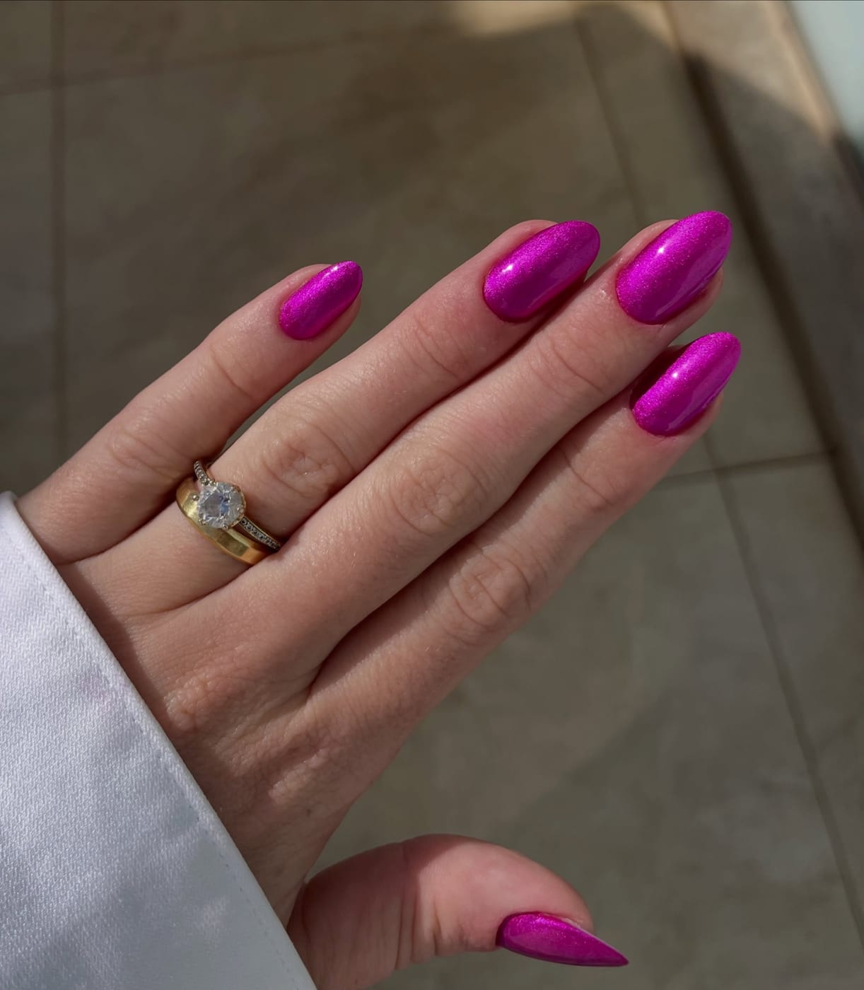 Unhas em rosa metálico com brilho perolado