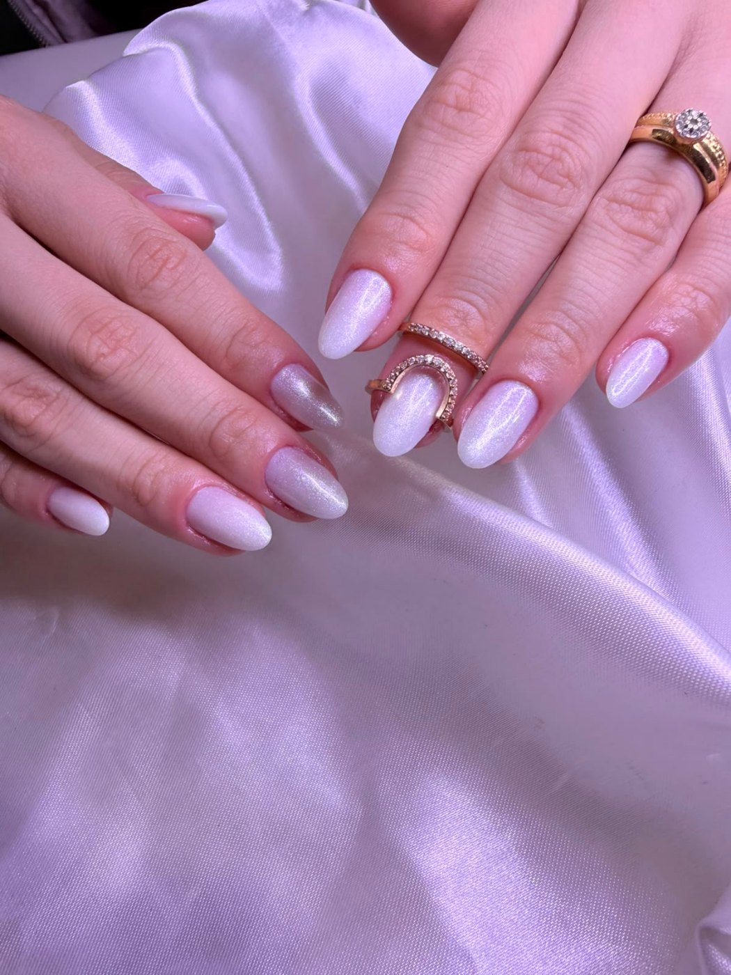 Unhas em branco perolado com brilho acetinado