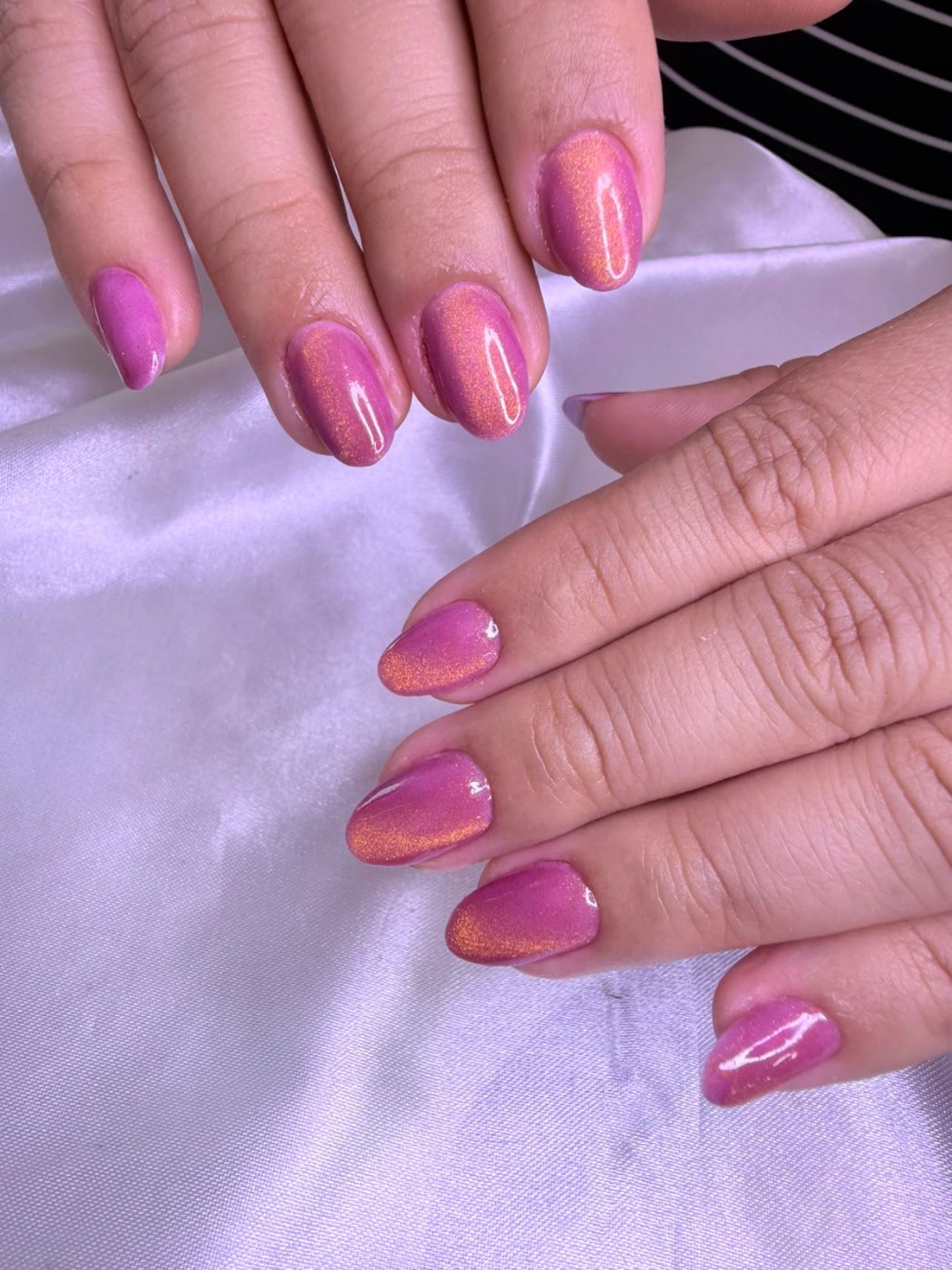 Unhas rosa com efeito cat eye em reflexo dourado
