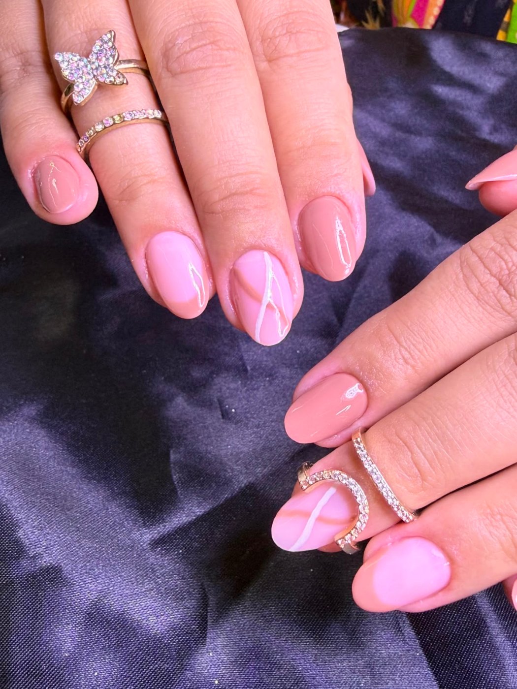 Unhas nude rosado com fio branco desenhado à mão